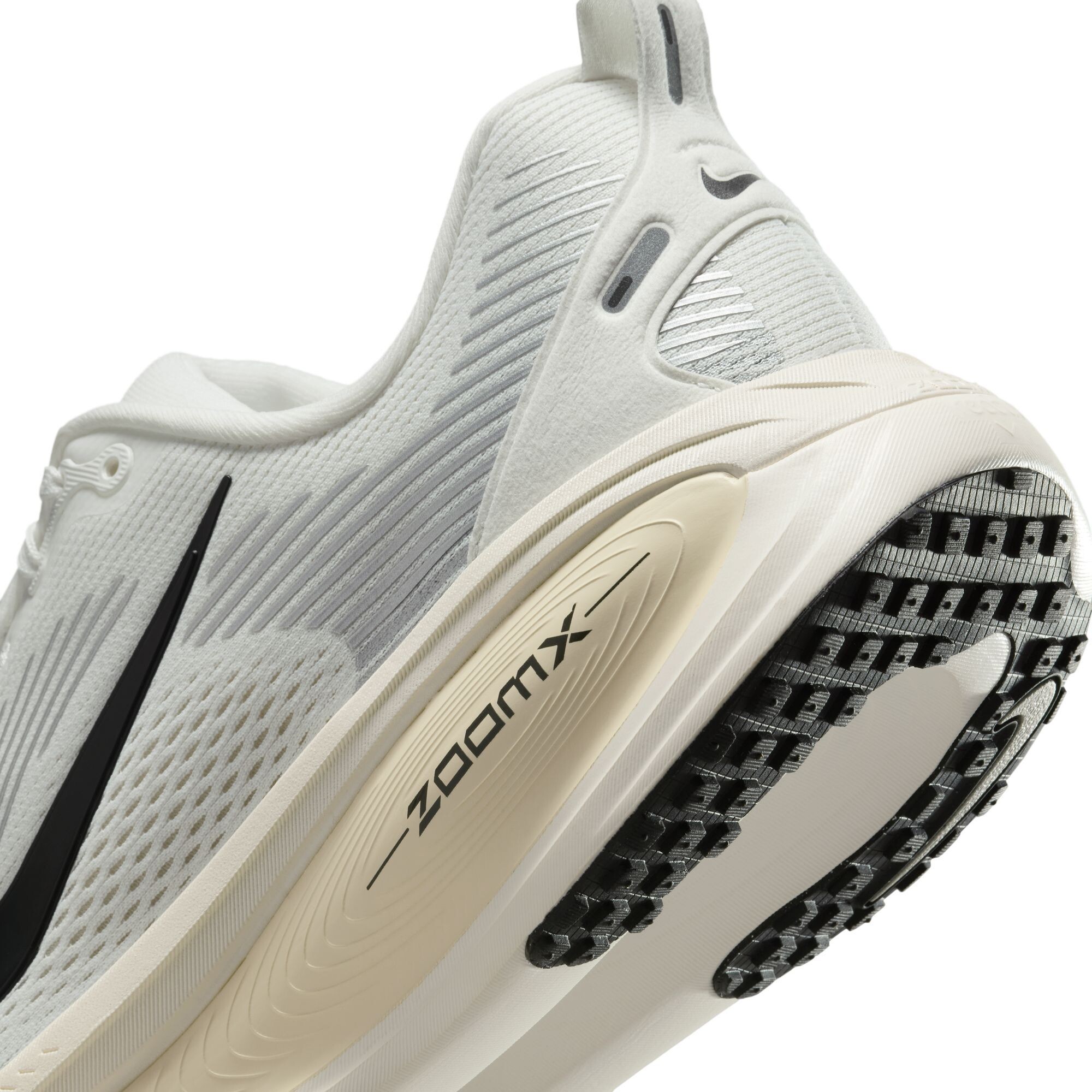 Кросівки Nike Vomero 18 (HM6803101) - фото