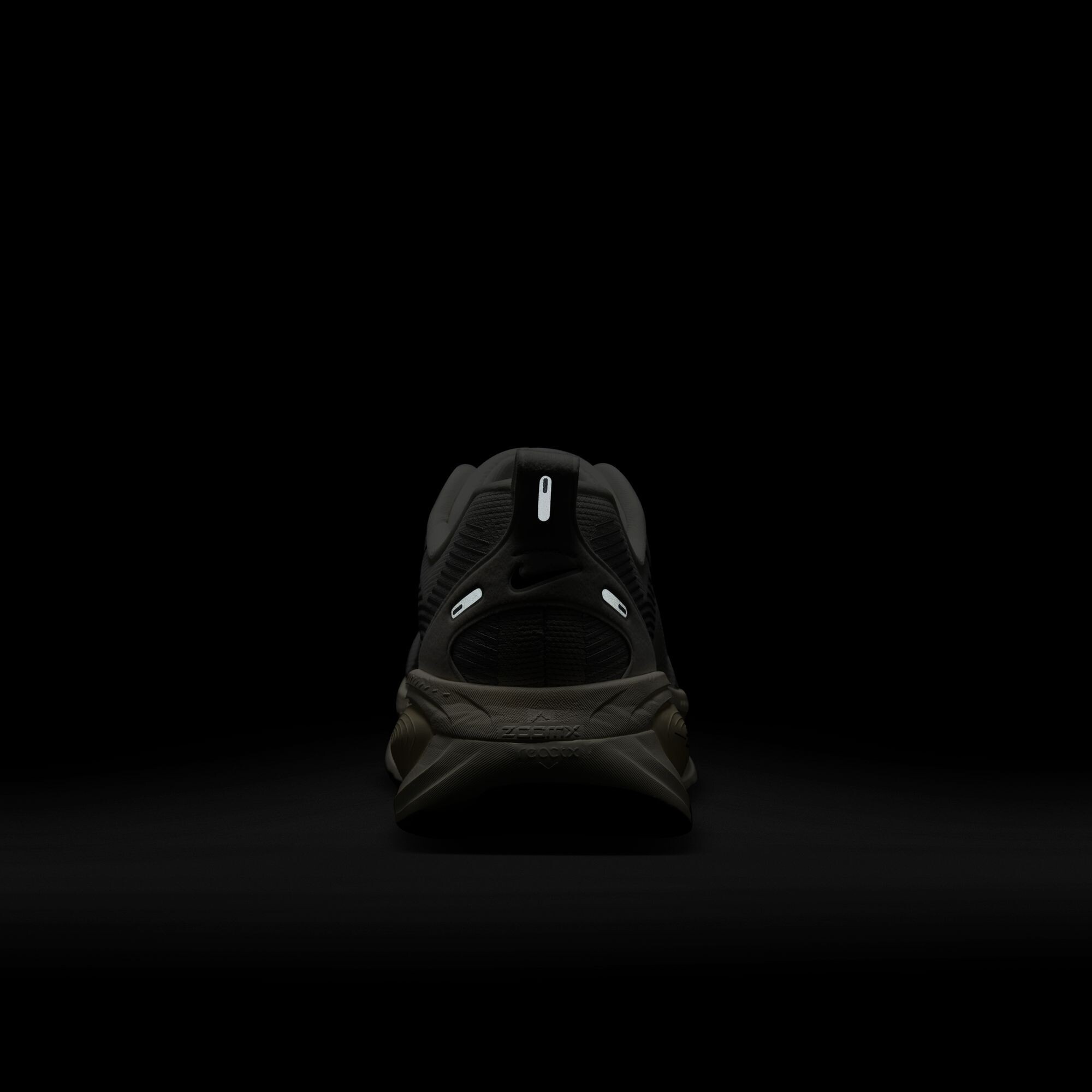 Кросівки Nike Vomero 18 (HM6803101) - фото